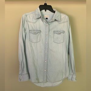 Universal Threads - Snap button light wash chambray top - size XS